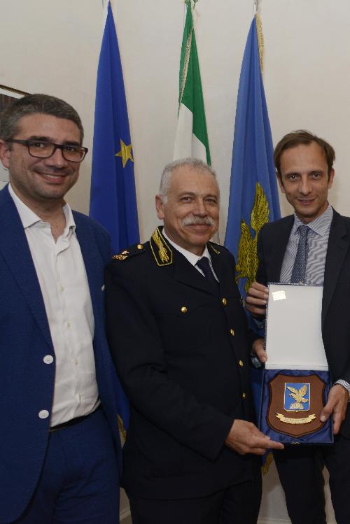 Sergio Abbate (comandante della polizia locale del Capoluogo giuliano), che il prossimo 1
giugno lascerà il suo incarico per andare in quiescenza, riceve il Crest FVG dal
presidente della Regione Massimiliano Fedriga. Presente Pierpaolo Roberti
(assessore regionale alle Autonomie locali, Sicurezza e politiche comunitarie)
- Trieste 29/05/2018
